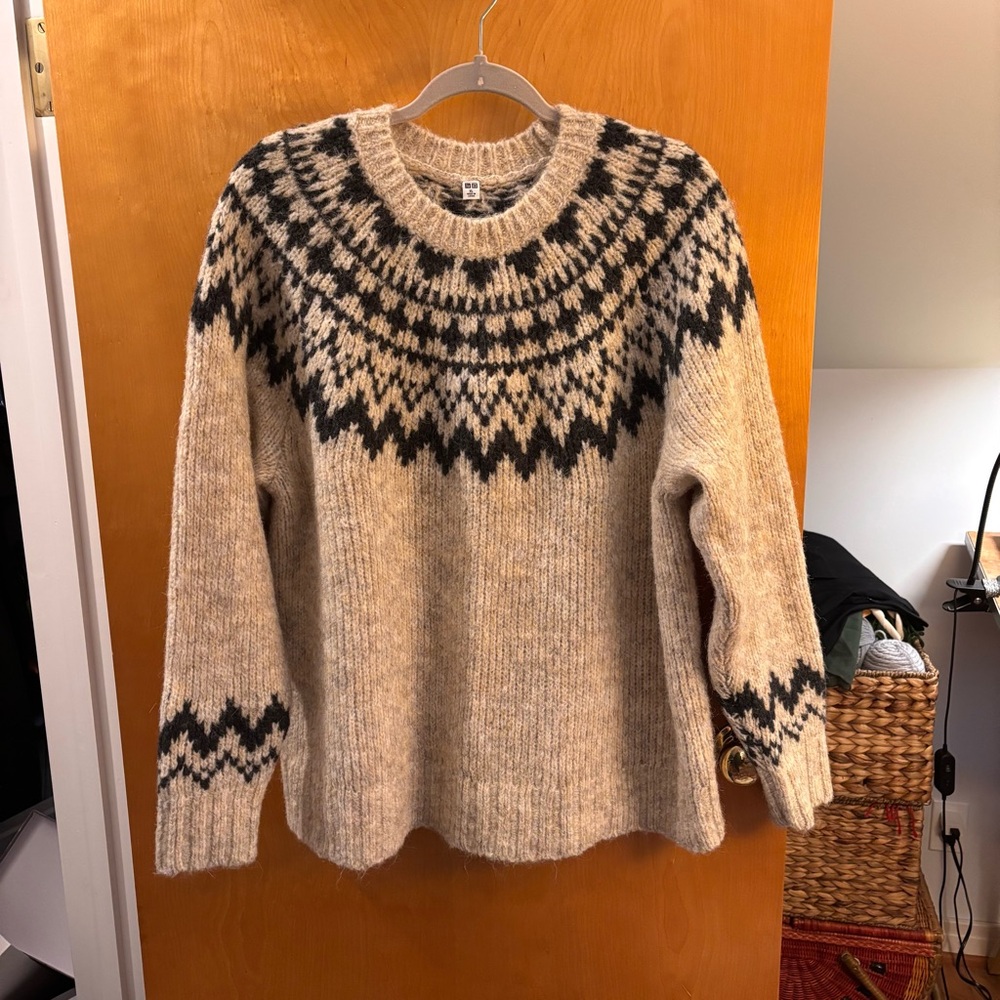 Uniqlo wool blend crew neck sweater